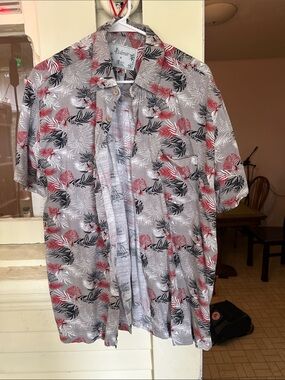Island-style Short Sleeve Button Up Shirt in Gray with Red & Black Leaf Print